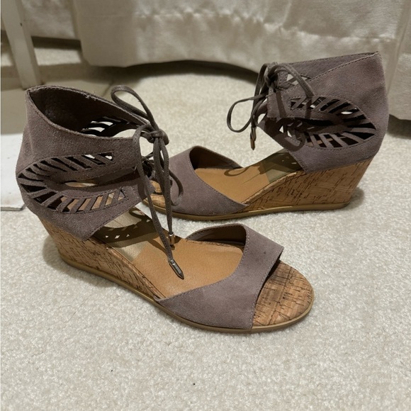 Dolce vita lace up beautiful sandal with a wedge heel - Picture 2 of 9